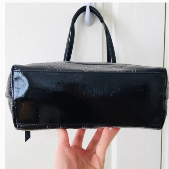 Black Signature Stitched Patent Leather Shoulder Bag F19198 - Picture 5 of 10